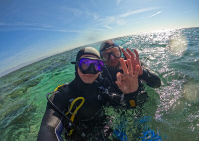 Mateusz z kolegą Jakubem nurkujący w Blue Hole w Dahab, otoczoni różnorodnym życiem morskim.